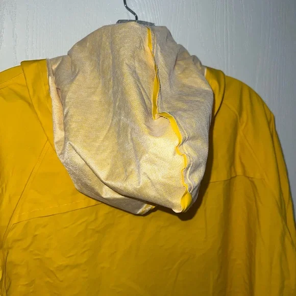 Yellow Raincoat - Picture 5 of 8